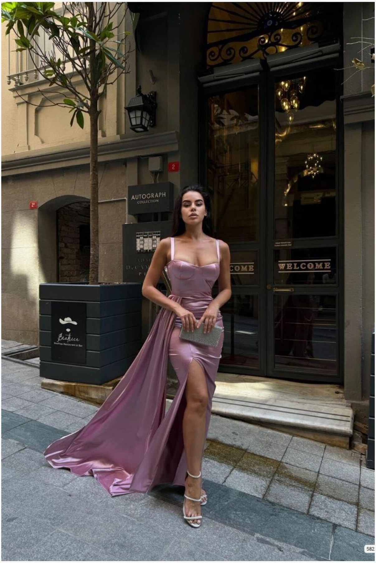 Kadın Trend Model Saten Kumaş Kalp Yaka Yırtmaçlı Maxi Abiye Elbise